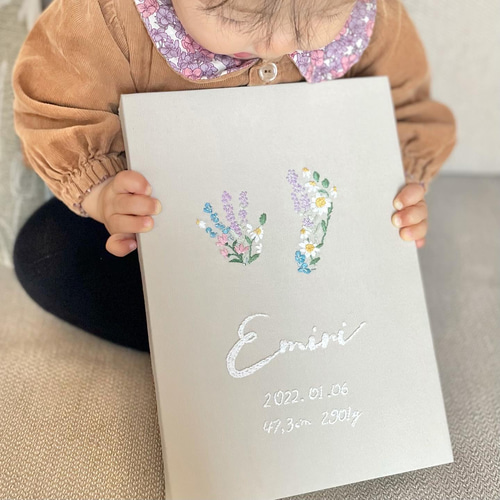 赤ちゃんの手足型をお花いっぱいの刺繍ボードに仕立てます⭐︎ 春の花畑