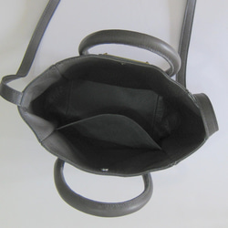 チューブミニ クロームグレイ 本革製　ショルダーストラップ付きミニバッグ 3枚目の画像