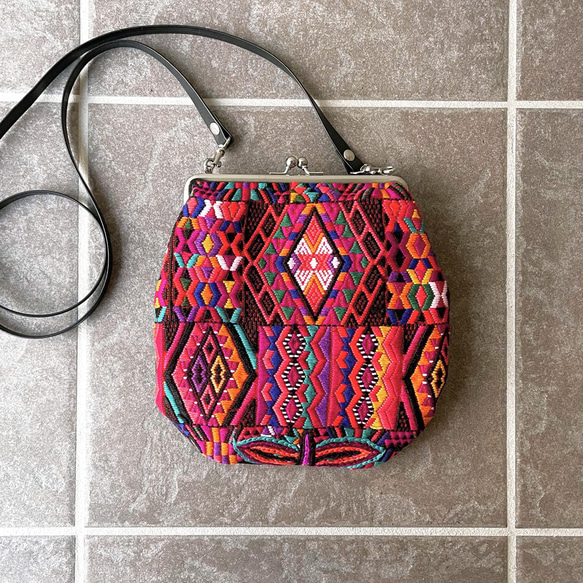 Guatemalan Huipil × Leather Bag #1／グアテマラ ウィピル 刺繍 レザー がま口バッグ 5枚目の画像