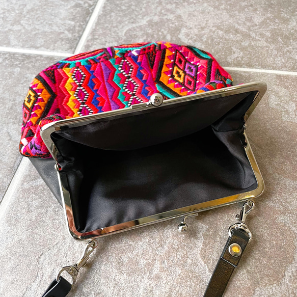 Guatemalan Huipil × Leather Bag #1／グアテマラ ウィピル 刺繍 レザー がま口バッグ 7枚目の画像