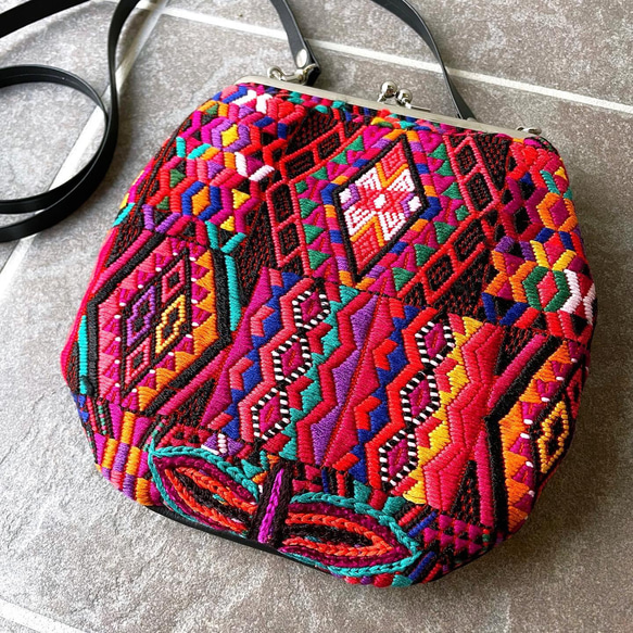 Guatemalan Huipil × Leather Bag #1／グアテマラ ウィピル 刺繍 レザー がま口バッグ 3枚目の画像