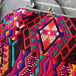 Guatemalan Huipil × Leather Bag #1／グアテマラ ウィピル 刺繍 レザー がま口バッグ 4枚目の画像