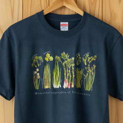 ［着る山菜］山菜図鑑Tシャツ（インディゴ） 2枚目の画像