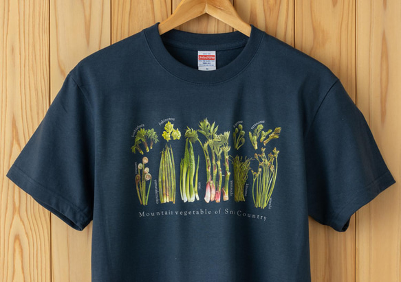 ［着る山菜］山菜図鑑Tシャツ（インディゴ） 2枚目の画像