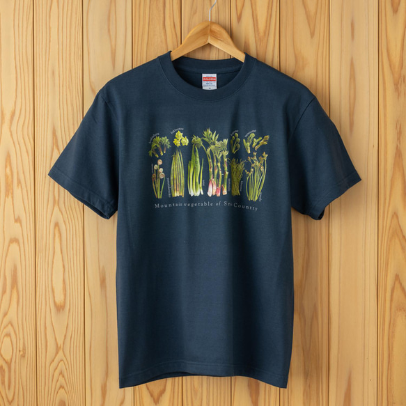 ［着る山菜］山菜図鑑Tシャツ（インディゴ） 2枚目の画像