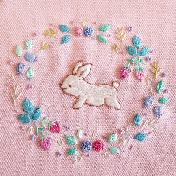 [刺繍キット]ベリーベリーリースのウサギ刺繍飾り 6枚目の画像