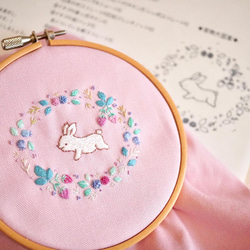 [刺繍キット]ベリーベリーリースのウサギ刺繍飾り 1枚目の画像