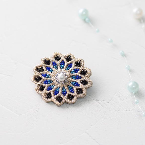 ＜ビーズ刺繍ブローチ＞ビーズ刺繍/青いお花/小さなお花のブローチ/ギフト/プレゼント/ブルー 3枚目の画像
