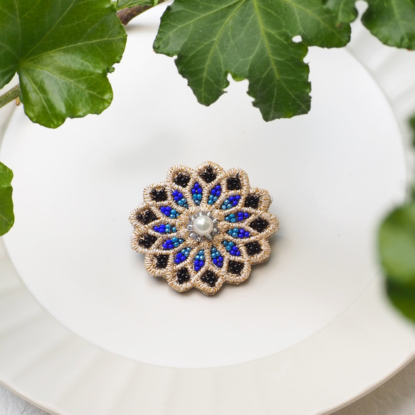 ＜ビーズ刺繍ブローチ＞ビーズ刺繍/青いお花/小さなお花のブローチ/ギフト/プレゼント/ブルー 1枚目の画像