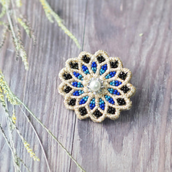 ＜ビーズ刺繍ブローチ＞ビーズ刺繍/青いお花/小さなお花のブローチ/ギフト/プレゼント/ブルー 4枚目の画像