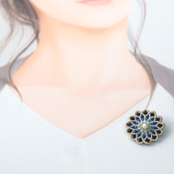 ＜ビーズ刺繍ブローチ＞ビーズ刺繍/青いお花/小さなお花のブローチ/ギフト/プレゼント/ブルー 5枚目の画像