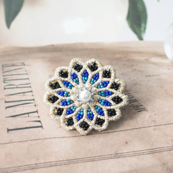 ＜ビーズ刺繍ブローチ＞ビーズ刺繍/青いお花/小さなお花のブローチ/ギフト/プレゼント/ブルー 2枚目の画像