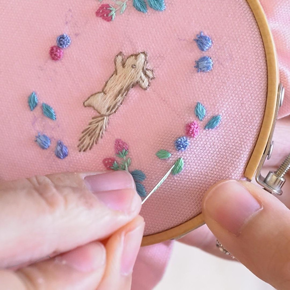 [刺繍キット]ベリーベリーリースのリス刺繍飾り 8枚目の画像