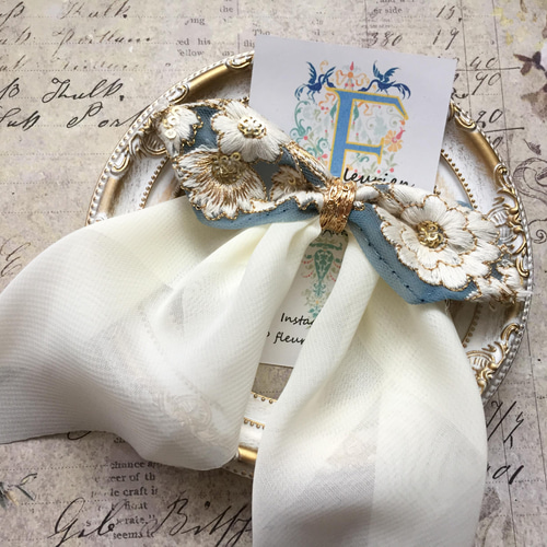 no.81 刺繍リボンとボタンカボションの華やかポニーフック2点セット✩.*˚ インド刺繍 リボン ポニーフック デカリボン 水色×白 ポニーフック