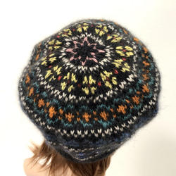 ポッサム・メリノ毛糸で編む　編み込みベレー帽のキット　チャコールベース 3枚目の画像