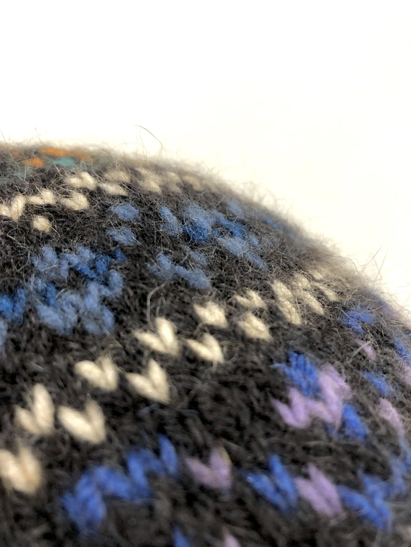 ポッサム・メリノ毛糸で編む　編み込みベレー帽のキット　チャコールベース 7枚目の画像