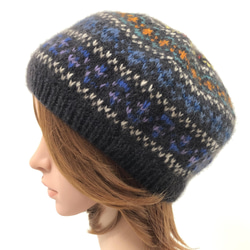ポッサム・メリノ毛糸で編む　編み込みベレー帽のキット　チャコールベース 1枚目の画像