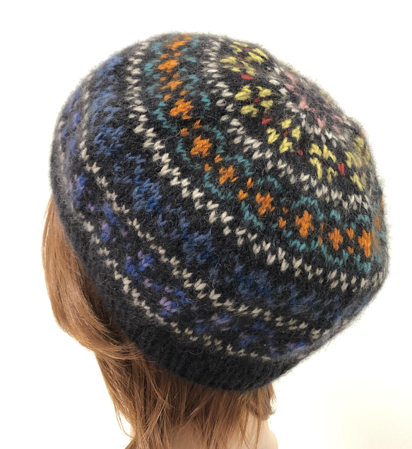 ポッサム・メリノ毛糸で編む　編み込みベレー帽のキット　チャコールベース 2枚目の画像