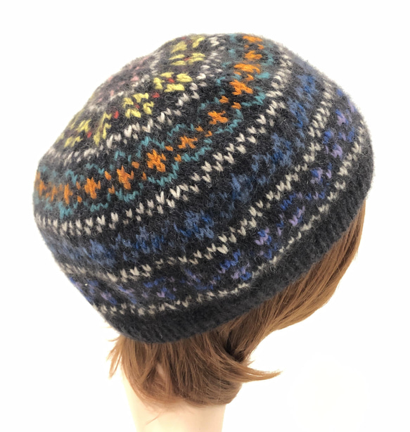 ポッサム・メリノ毛糸で編む　編み込みベレー帽のキット　チャコールベース 4枚目の画像