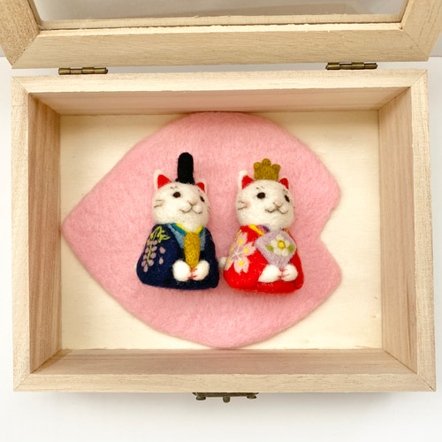 再販！羊毛フェルトの猫のお雛様と桃の花マット 木箱付 ひな人形・雛