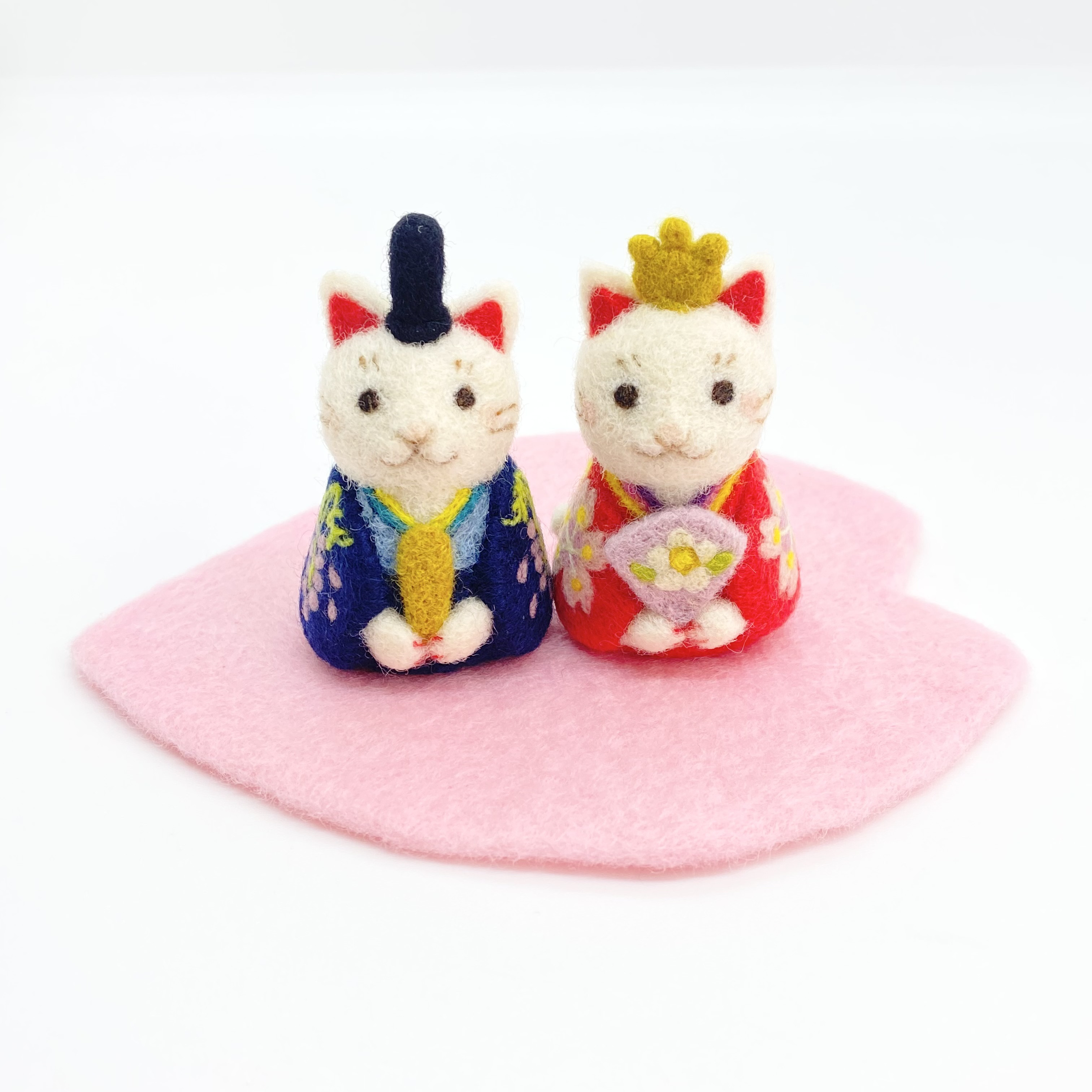 再販！羊毛フェルトの猫のお雛様と桃の花マット　木箱付