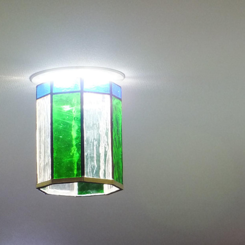 緑のダウンライト ステンドグラスとLED（白昼色）の組み合わせ