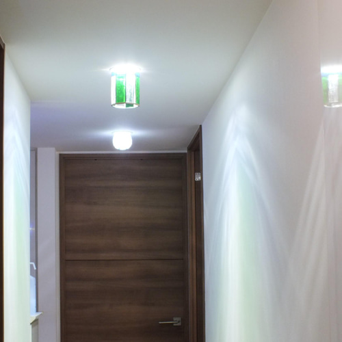 緑のダウンライト ステンドグラスとLED（白昼色）の組み合わせ