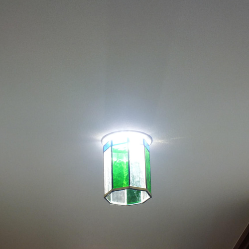 緑のダウンライト ステンドグラスとLED（白昼色）の組み合わせ