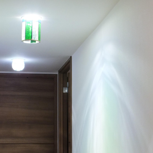 緑のダウンライト ステンドグラスとLED（白昼色）の組み合わせ