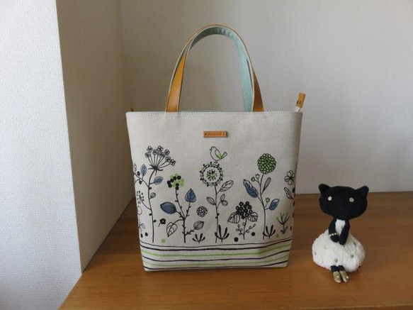 sakura様ご依頼品　花ととり　綿麻生地のファスナー付きトートバッグ 1枚目の画像