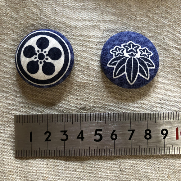 粋だね！ 武将家紋柄  ハンドメイドの大きなくるみボタン  ブルー系  2個セット 3枚目の画像