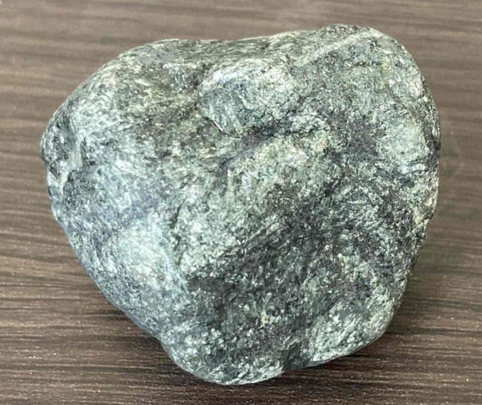 あわ貴石ギャラリーの美しい希少な薄黒緑阿波黒翡翠（Jade ）原石！