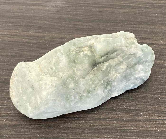 あわ貴石ギャラリーの美しい希少な薄緑の阿波翡翠（Jade ）原石！