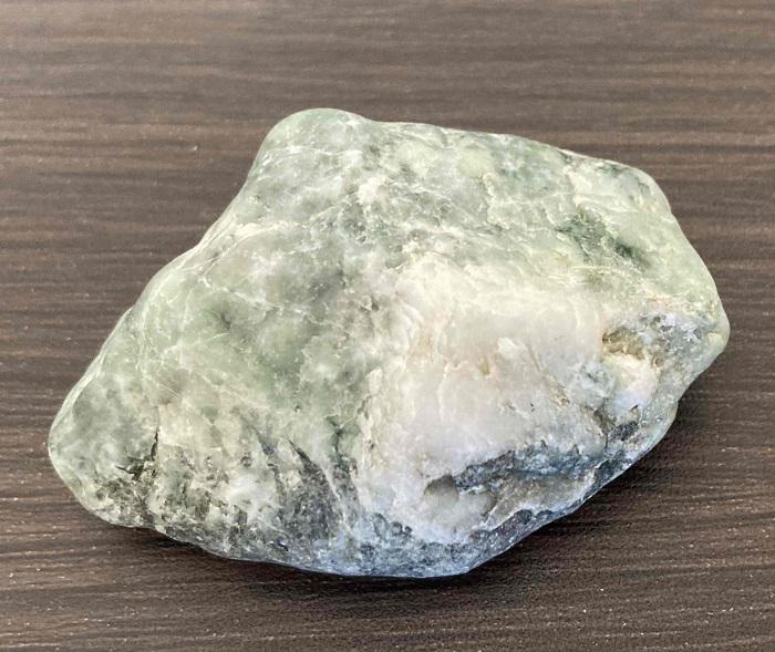 あわ貴石ギャラリーの美しい希少な薄緑の阿波翡翠（Jade ）原石！