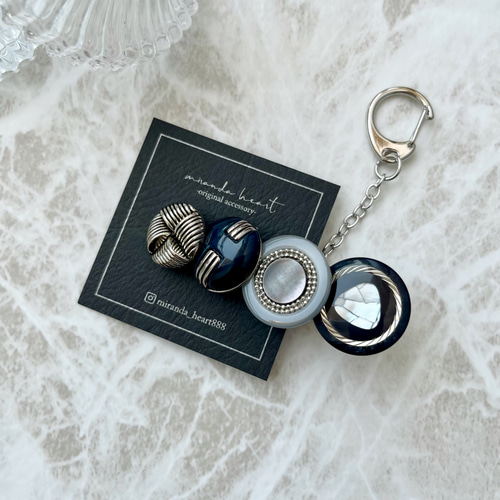 ヴィンテージボタンのキークリップ シルバーとグレー大人可愛いボタン  