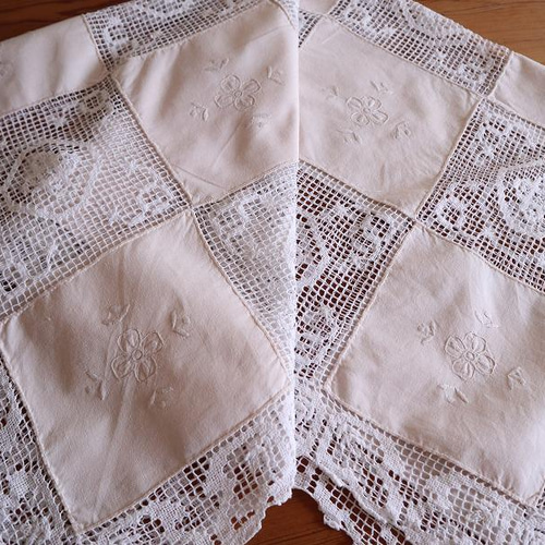 ドイツの手仕事/細やかな手編みフィレレースとお花の手刺繍の生地