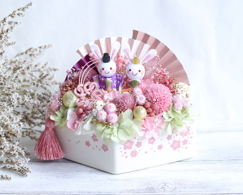 受注製作】“ウサギさんのお花いっぱい雛祭り”＊ひし形陶器点プリザープ
