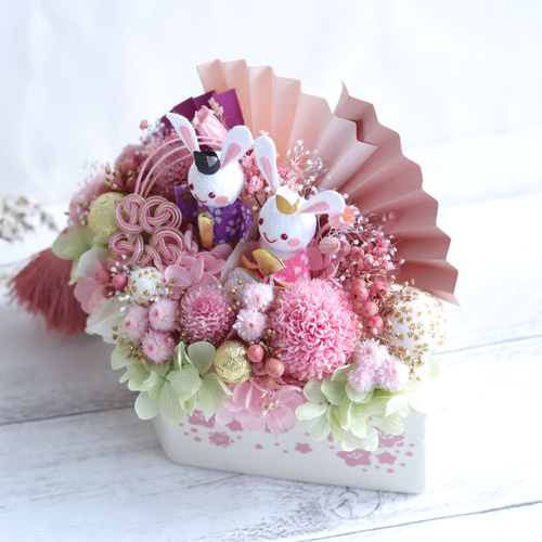 ご予約済✤謹賀新年・お着物うさちゃん…ブリザーブドアレンジ(陶器タイプ) 受注製作】“ウサギさんのお花いっぱい雛祭り”＊ひし形陶器点プリザープ