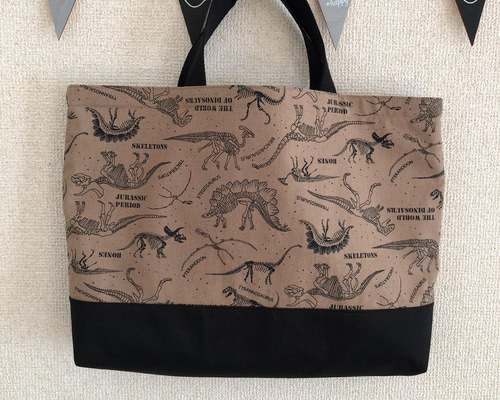レッスンバッグ　絵本袋　ポケット付き　恐竜化石　アイボリー×黒　茶 レッスンバッグ絵本袋ポケット付き恐竜化石アイボリー×黒茶