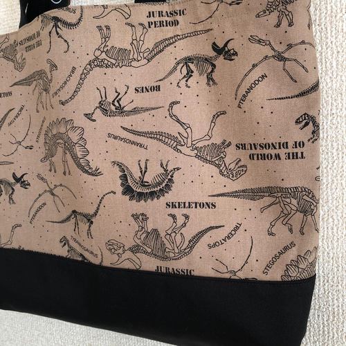 レッスンバッグ　絵本袋　ポケット付き　恐竜化石　アイボリー×黒　茶 レッスンバッグ絵本袋ポケット付き恐竜化石アイボリー×黒茶