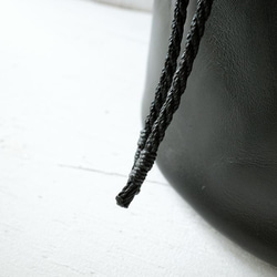 スムースレザー　レザーハンドル巾着バッグ　ブラック　Lサイズ 7枚目の画像