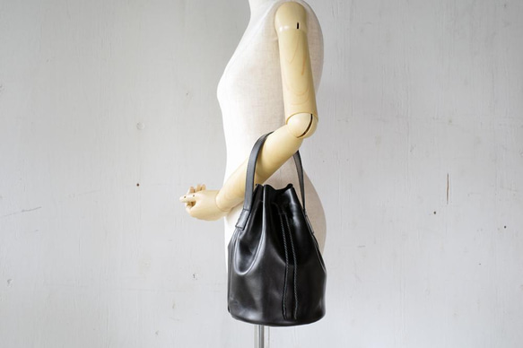 スムースレザー　レザーハンドル巾着バッグ　ブラック　Lサイズ 8枚目の画像