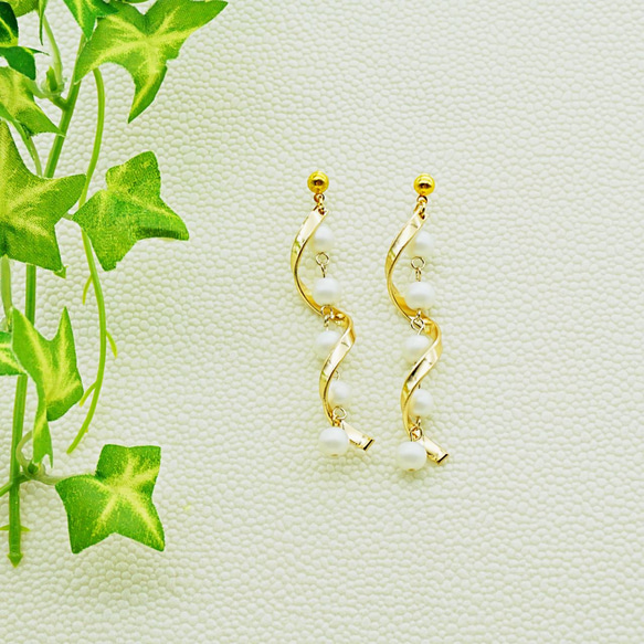 マットパールのツイストピアス/イヤリング ホワイト ピアス