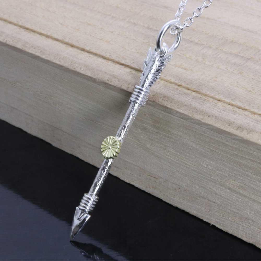 ネックレス メンズ : 生 弓矢 菊紋 ペンダント SIZE:M 白仕上げ 矢 弓 矢尻 アロー シンプル ブランド