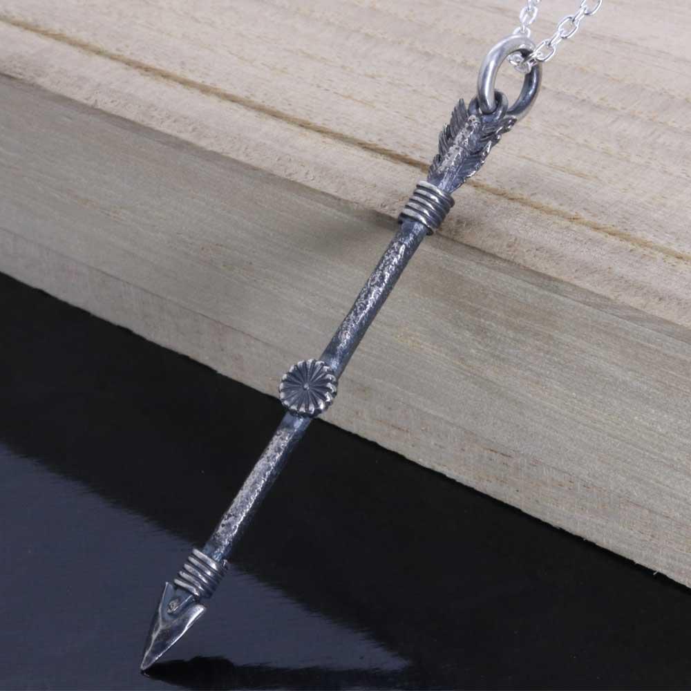 ネックレス メンズ : 生 弓矢 菊紋 ペンダント SIZE:L 燻し仕上げ 矢 弓 矢尻 アロー シンプル ブランド