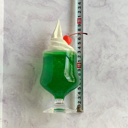 クリームソーダ　ソフトクリームのせ　640ｇ　食品サンプル 2枚目の画像
