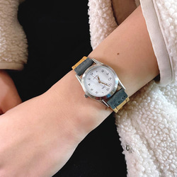 一款簡單的古董腕錶，採用皮革製成，錶盤易於讀取 (AW220215) 第11張的照片