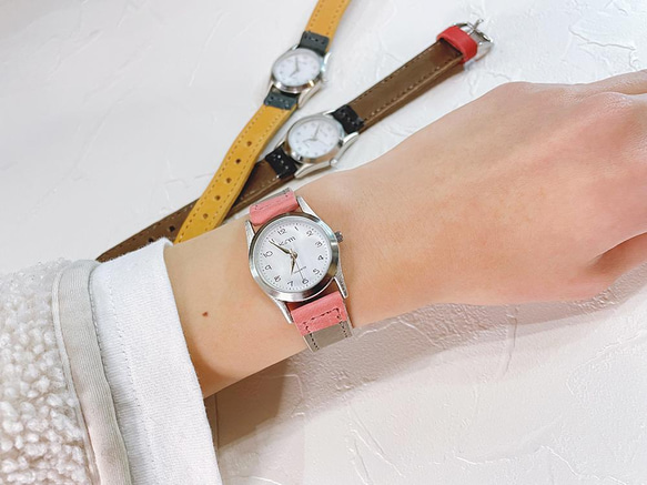 革とともに時間を育んでいく　アンティークなシンプル腕時計　見やすい文字盤(AW220215) 2枚目の画像