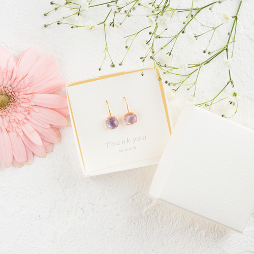 ホワイトシェルフラワーとアメジストのピアス