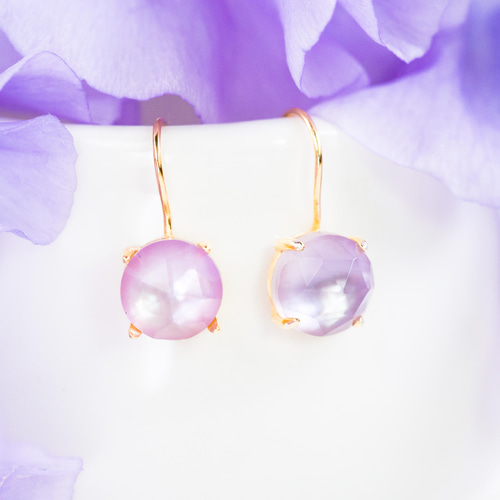 ホワイトシェルフラワーとアメジストのピアス